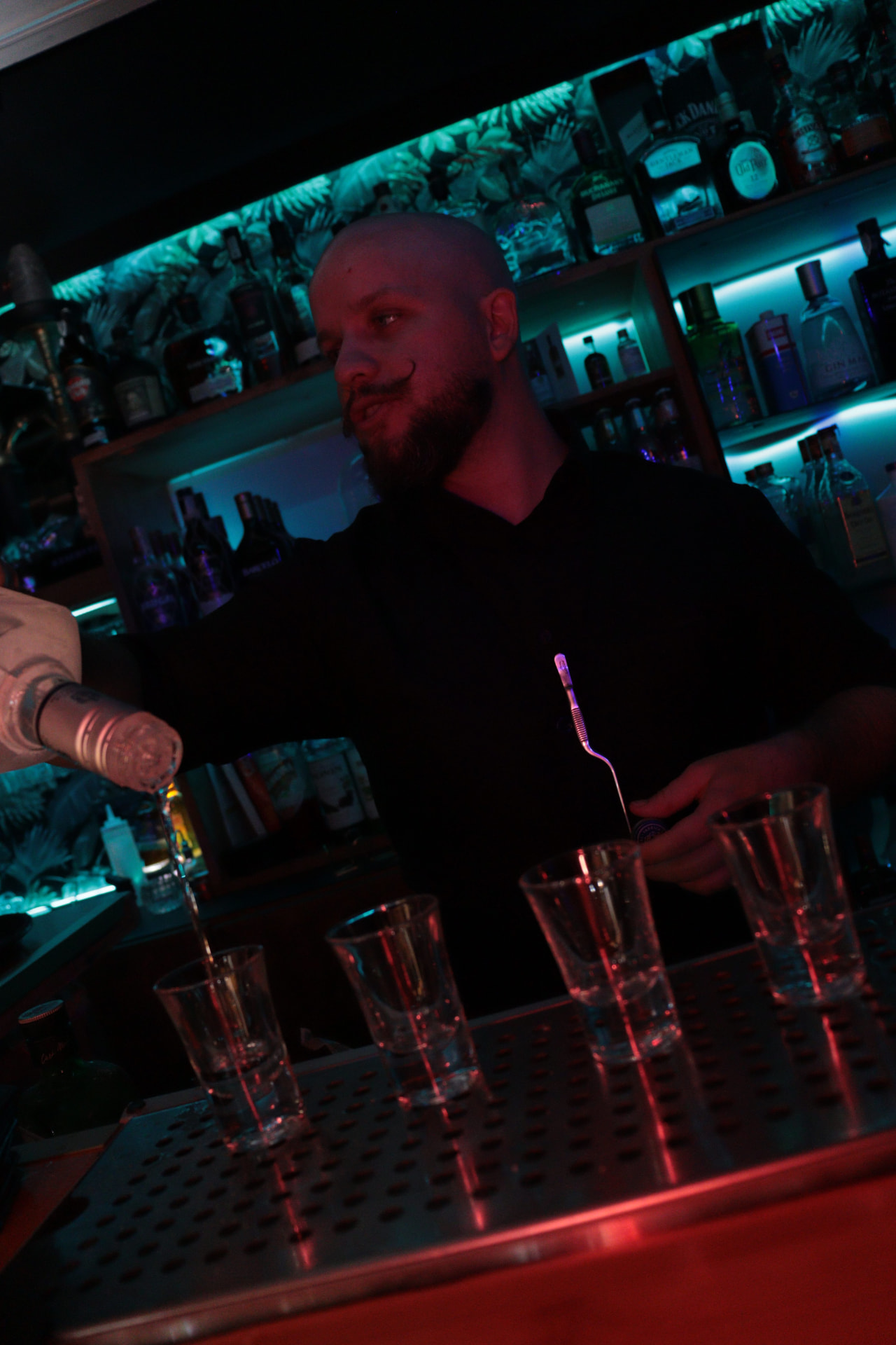 Bartender vertiendo destilado en THE LAST POUR
