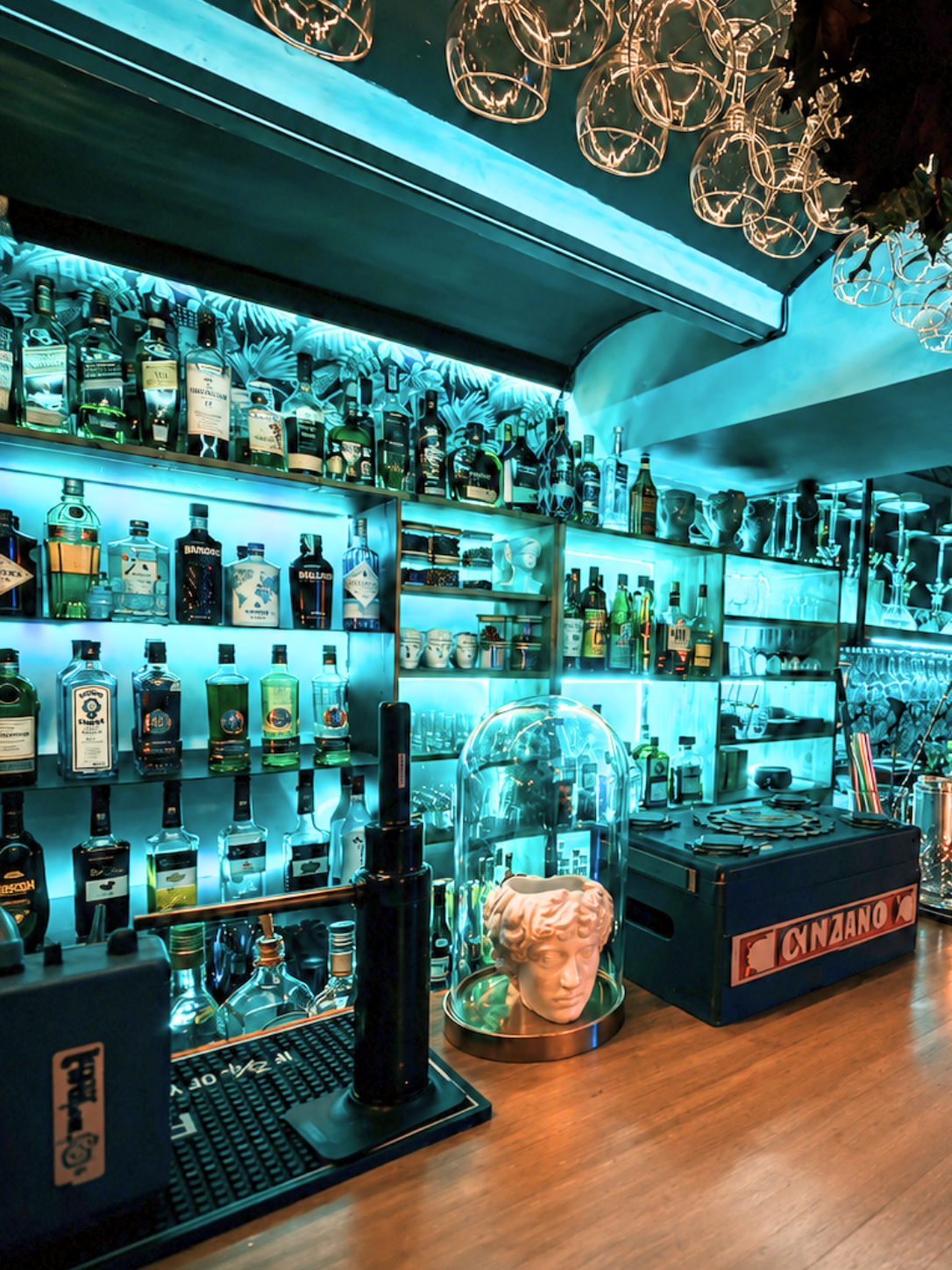 Barra de Le Rocher Cocktail Bar iluminada